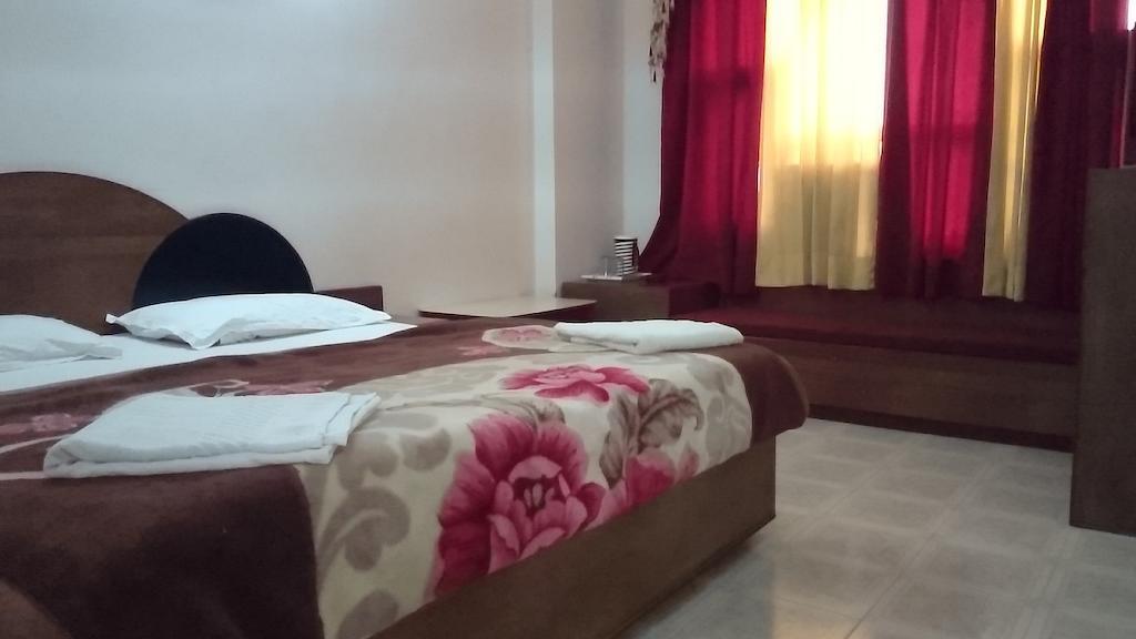 Hotel Maharaja Katra  Room photo